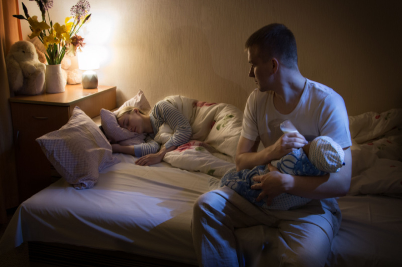 Tata umiruje bebu dok mama odmara